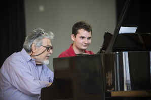 Zoom: Piano Academy Leon Fleisher und Robin Giesbrecht