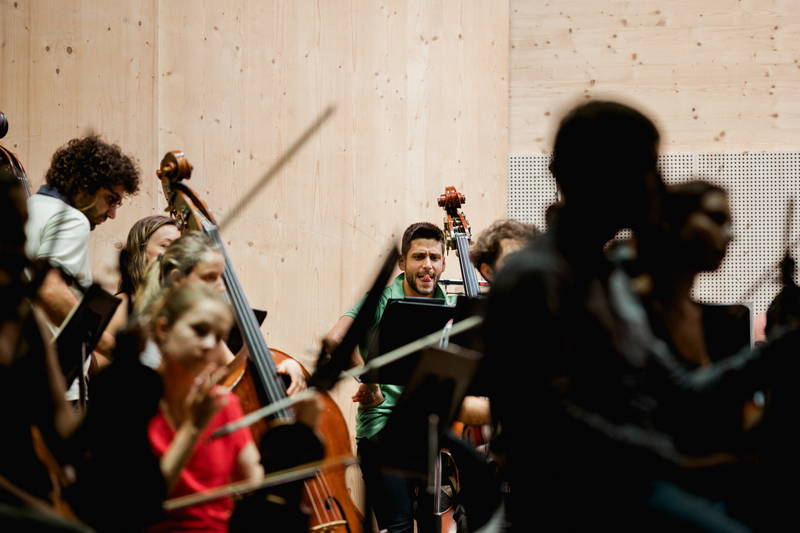 gstaad-menuhin-festival_conducting-3_by-theresa-pewal-7.jpg